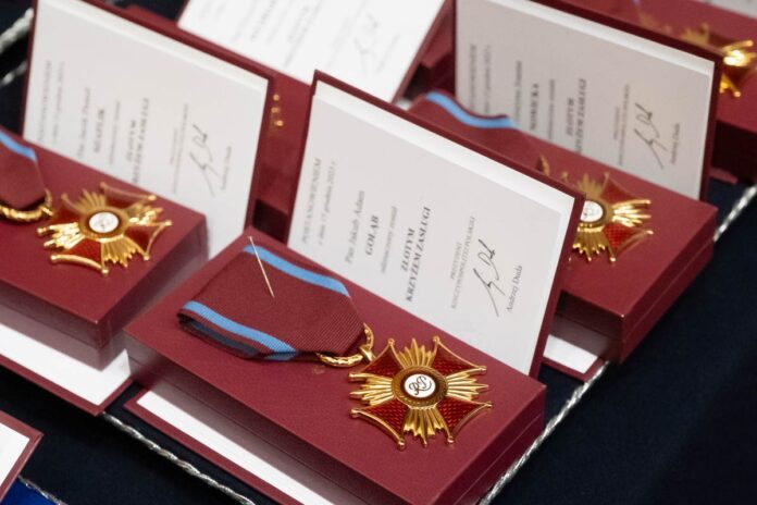 prezydent RP odznaczył 75 pracowników WUM