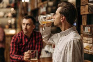 Nowy lek może pomóc w leczeniu uzależnienia od alkoholu. Wyniki badania fazy 2 