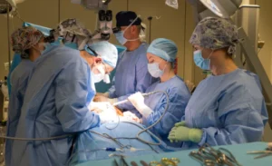 Pierwszy taki zabieg w Polsce: amputacja z rekonstrukcją piersi i nerwów w słupskim szpitalu