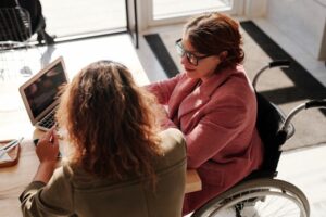 Trzy projekty, wiele wątpliwości. RPO ocenia plany dotyczące asystencji osobistej