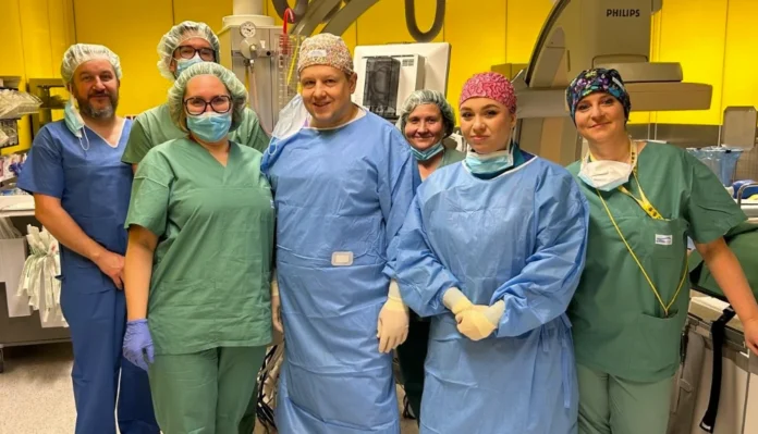 pionierski zabieg wszczepienia u dziecka podskórnego rejestratora arytmii wykorzystującego AI