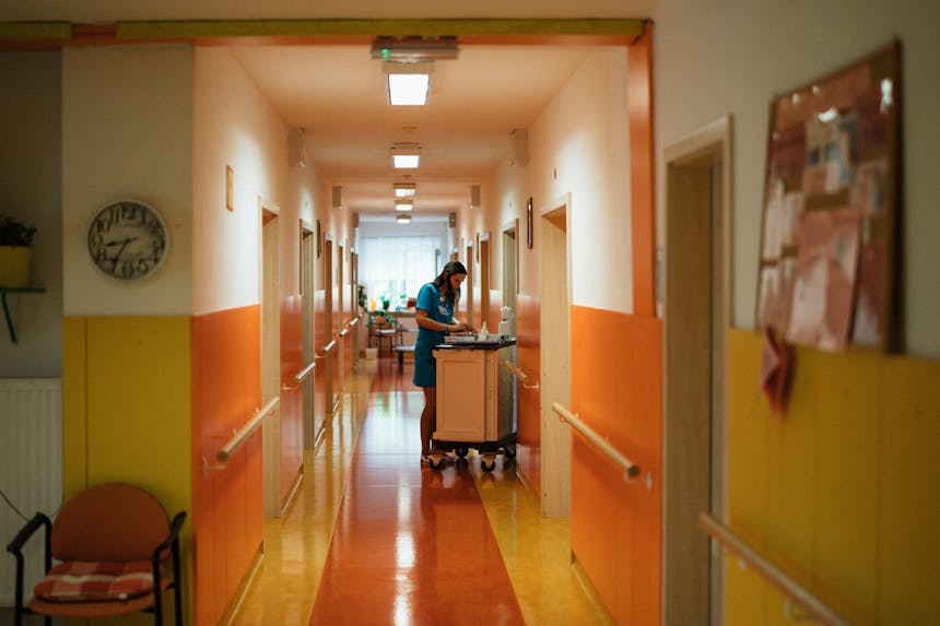 Podwyżki w ochronie zdrowia od lipca 2025. Ile zarobi lekarz, ile pielęgniarka?