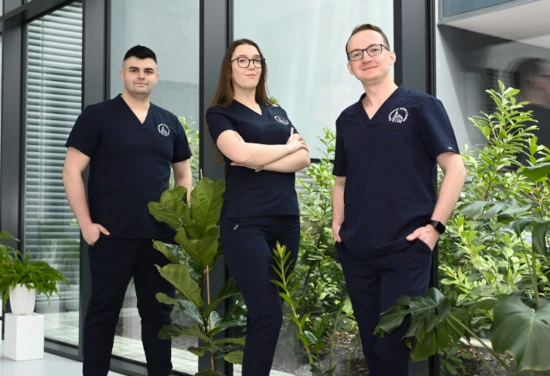 odzież medyczna z logo