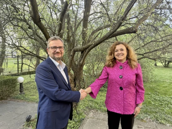 Prezes Anna Rulkiewicz gratuluje Pawłowi Walickiemu