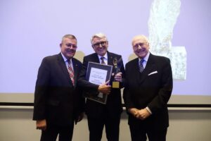 Prof. Andrzej Bochenek uhonorowany – Wawrzyn Lekarski dla wybitnego kardiochirurga