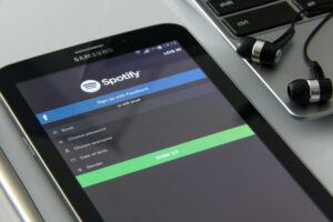 Nowy problem Spotify: fałszywe podcasty promują nielegalne apteki online