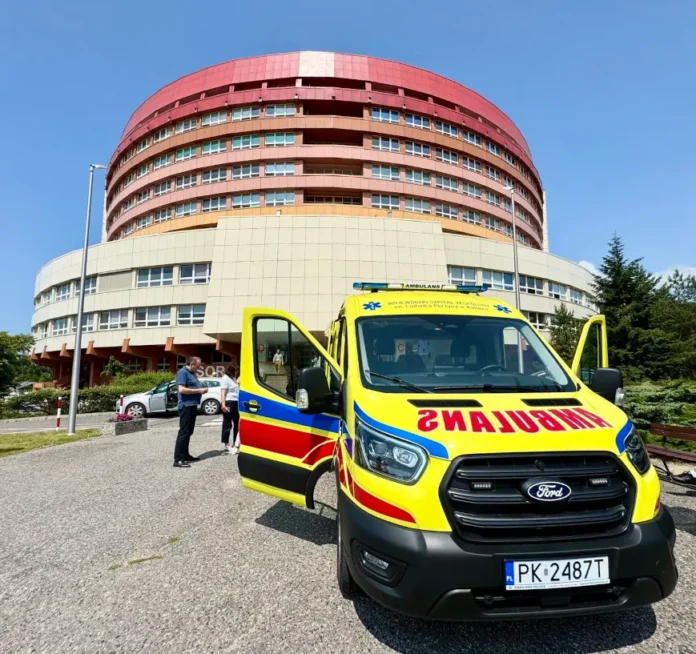 Nowa karetka dializowa dla szpitala w Kaliszu: wsparcie dla 65 pacjentów