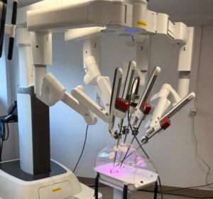Szpital we Włocławku testuje robota da Vinci – operacje będą bardziej precyzyjne