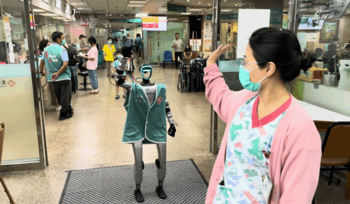 Trzy roboty w szpitalu MacKay Memorial Hospital od Ubitus