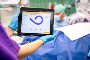 Wszczepiono pierwszy w Polsce inteligentny implant ślimakowy u dorosłego pacjenta