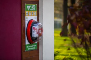 Osiem nowych defibrylatorów AED w Bielsku-Białej – inwestycja w bezpieczeństwo mieszkańców