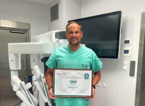Płk dr Tomasz Syryło z WIM-PIB z tytułem Eksperta da Vinci. Ponad 500 operacji urologicznych