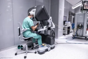 Prof. Michał Pędziwiatr w elitarnym gronie proktorów chirurgii robotycznej