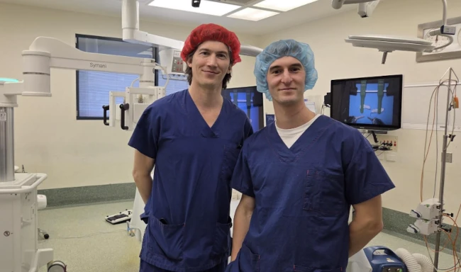 Chirurg ze szpitala St. Vincent, Ed Morrison z pacjentem Jordanem