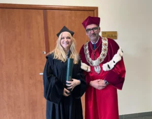 Jolanta Sobierańska-Grenda z tytułem doktora ekonomii i finansów. Rozprawa dotyczyła restrukturyzacji szpitali