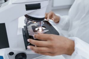 AI projektuje białka precyzyjniejsze niż naturalne – zrewolucjonizuje to terapie genowe