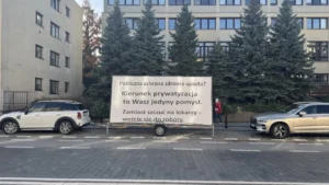 Przed MZ stanął drugi baner. NIL nie odpuszcza w sprawie systemu ochrony zdrowia