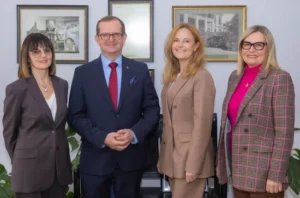 Nowoczesne pielęgniarstwo: GUMed prezentuje model opieki przejściowej podczas wizyty wiceministry zdrowia