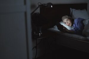Nocne używanie smartfona a ryzyko samobójstwa. Wyniki 28-dniowego badania