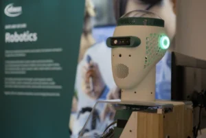 Robot, który widzi i słyszy jak człowiek. Humanoidalna głowa z pełną świadomością otoczenia
