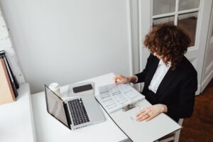 Badanie Nationale-Nederlanden: 85 proc. pracowników biurowych odczuwa ból. Najczęściej cierpi kręgosłup