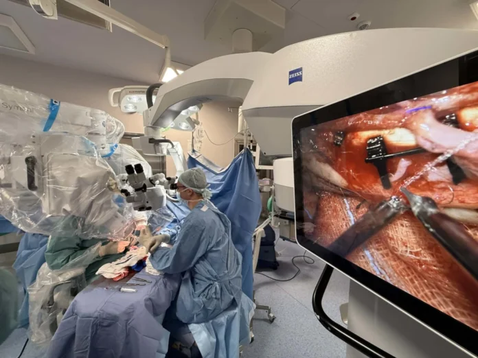 Pierwsza operacja z robotem Symani w wojskowym szpitalu w Krakowie