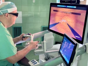 Robot Hugo RAS w kolejnej sali operacyjnej. Kalisz testuje system Medtronic