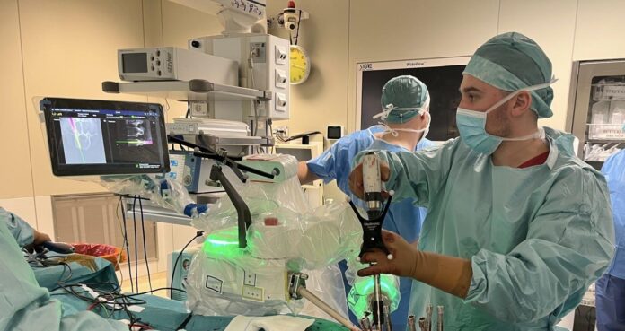 Nowy robot w Szpitalu Kopernika w Gdańsku. Ruszyły zrobotyzowane operacje kręgosłupa