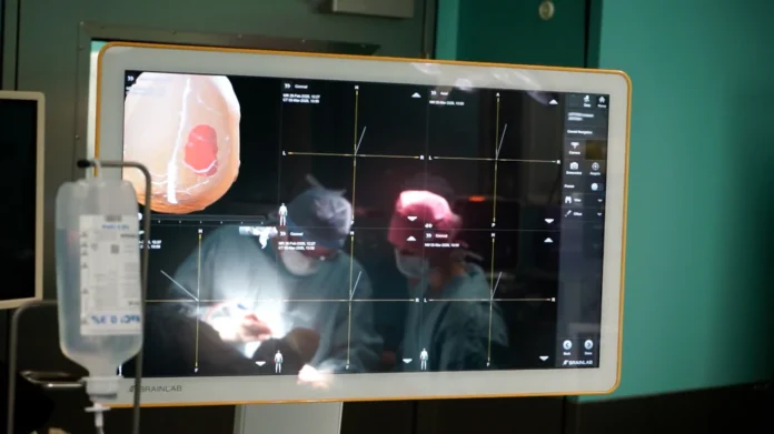 Resekcja glejaka wielopostaciowego, w której wykorzystano obrazowanie PET z zastosowaniem znacznika 18F-FET