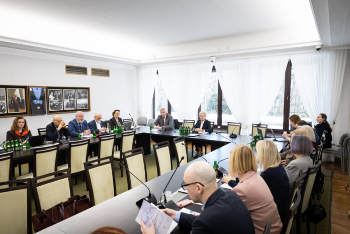 W Senacie odbyło się seminaryjne posiedzenie Komisji Zdrowia poświęcone profilaktyce i leczeniu nowotworów u kobiet