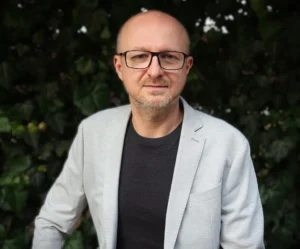 Co faktycznie działa we wdrożeniach voicebotów w placówkach publicznych, a co się nie sprawdza? [Wywiad]