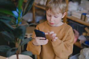 KE: nawet 12% dzieci poniżej 13 lat na Instagramie i Facebooku. Wstępne zarzuty wobec Meta 