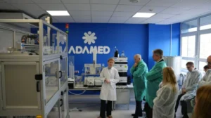 Przyszłość produkcji leków w UE. Europosłowie odwiedzili zakład Adamed w Pabianicach