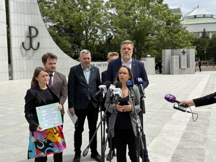 Konferencja partii Razem przed Sejmem