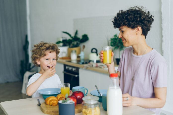 śniadanie sok dziecko