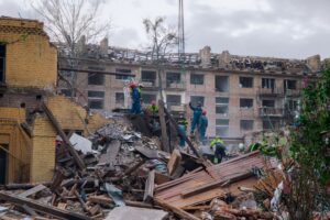 Szpitale, karetki i personel medyczny celem ataków. Raport Lekarzy bez Granic o sytuacji w Ukrainie