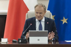 Maksymalnie 76,8 tys. zł miesięcznie dla lekarzy. Premier Tusk: „Biedy nie ma”