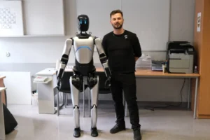 UAM: humanoidalny robot pomoże zbadać przyszłość pracy i relacje człowieka z AI