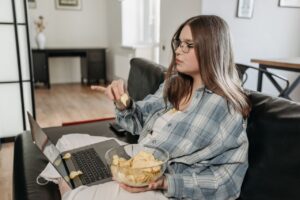 Wysokie BMI u nastolatków może przyspieszać starzenie biologiczne w dorosłości