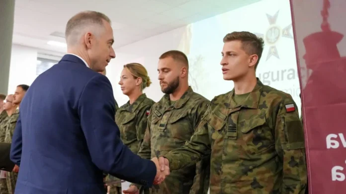 Cezary Tomczyk podczas inauguracji roku akademickiego w WAM