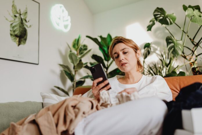 kobieta smartfon pokój