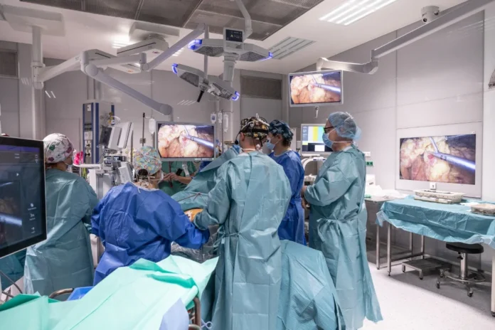 Magnes zamiast szwów przy operacji bariatrycznej - operacja w SU w Krakowie